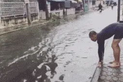 搞笑图片 大哥，水很浅，但是你的演技很强图片