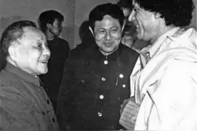 1982年卡扎菲访华，与邓小平谈话时把头朝着别处，自高自傲图片