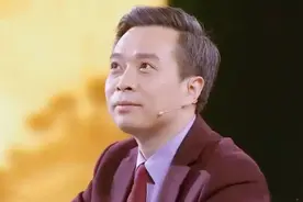 诗词大会考到毛主席的七律，全体选手起立朗诵，康震的点评很精彩图片