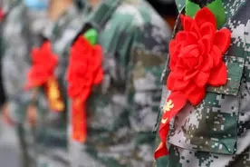 “新兵同志，欢迎你们入营！”图片
