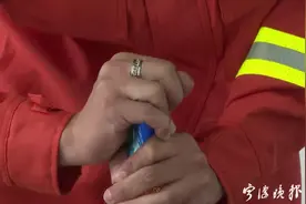 “网红戒指”成卡手神器 宁波消防员“以身犯险”做实验：瓶盖难撬，手指易红肿图片