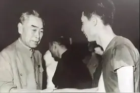 1972年徐根宝与阿尔巴尼亚赛后，受到周总理接见：你们踢得很好图片