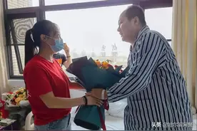 战友当场泪崩！被洪水冲走10小时后，他回来了！图片