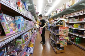 超市员工月薪2000元，为何他们却不愿离职？老员工：我们又不傻！图片
