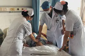 6岁男孩只能蹲下“嘘嘘”，这台手术让他“站”起来图片
