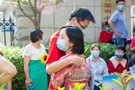 亦师亦友！郑州一老师考前拥抱学生，为考生减压，已连续为三届学生送考图片