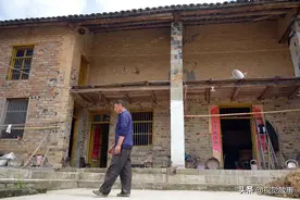 69岁大爷住山村，30多年前建瓦屋，看他为啥到30里外扛木材图片
