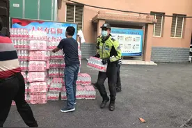武汉江岸交警为驰援河南救灾车辆保驾护航图片