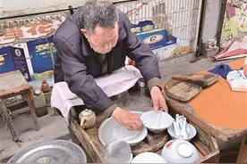 地道家乡味！八旬翁溱潼街巷卖了46年豆腐脑图片