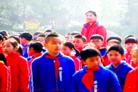 11岁六年级女生身高2米1，真的是鹤立鸡群啊！视频封面