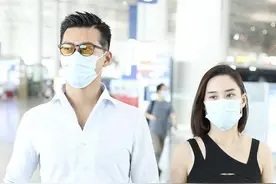 何超莲与窦骁十指相扣好恩爱，穿衣都是一黑一白，默契值满分图片