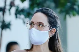 45岁朱莉带娃逛街，手臂青筋凸起身形似纸片！曾因暴瘦被强制送医图片
