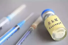 即将被管制的芬太尼类物质，与笼罩在新“鸦片战争”阴影下的美国图片