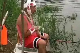 有的人钓鱼成为了大师，有的人钓鱼成为了段子，笑得停不下来图片