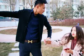 妹妹问哥哥要零花钱，哥哥失误多点了一个零，妹妹的做法太逗了视频封面