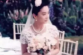 1990年邓丽君和林青霞在海滩偶遇，互拍了十张照片，如今已成绝版图片