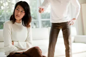 意外发现妻子跟别人的私情，我果断离婚，再见她时她成了保洁大姐图片