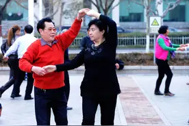 老人跳交谊舞是什么感受？63岁阿姨：很好玩，但水太深，害人图片