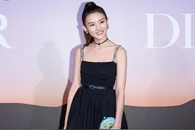 宋祖儿扎高马尾上演“歪头杀”，笑容可爱，拉动心动预警图片