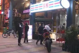 超市买到“和天下”假烟，拿到3倍赔偿后，小伙买空货架：全假的图片