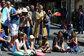 街头惊现“阿拉丁神灯”，游客不理解是如何做到的？原理却很简单图片