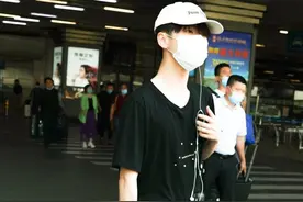 周震南黑色look现身潮感十足“百万女团腿”细长直绝了图片
