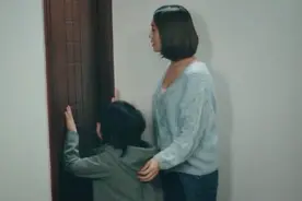 奶爸把孩子关在门外，孩子怎么哭喊都不开门，师傅直接动手打人视频封面