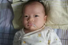 为啥“拍嗝”了还吐奶？多数新手爸妈会做错，小婴儿有苦难言图片