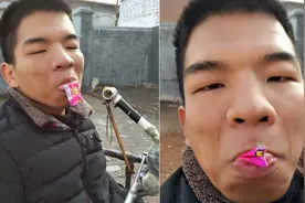 山东脑瘫小伙把糖纸吞嘴里，来回一嚼吐出一架纸飞机，获世界纪录图片