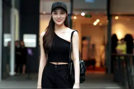 路人街拍：平面模特逛街，“斜肩衣”别具一格，时髦感爆棚图片