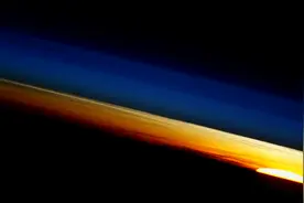 太空看地球：看见没有，太阳在地平线上视频封面