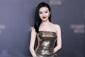景甜身材真是好，身穿金色抹胸裙效果惊人，宛若美人鱼图片