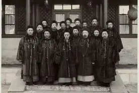 清朝官员老照片，文武百官上朝的真实场景。图片