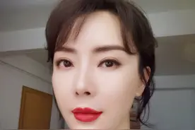 44岁陈数晒照角度奇怪，被指自拍不如他拍，网友劝她不要再打针图片