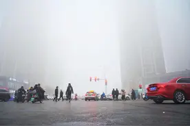 大雾围城！郑州城市景观“玩失踪”，高楼云雾笼罩宛如仙境图片