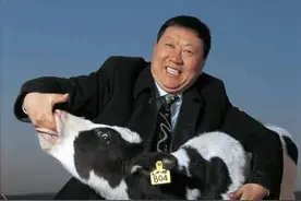 买牛奶，你是选牛根生的蒙牛，还是郑俊怀的伊利？图片