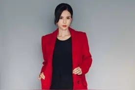54岁李若彤大片好迷人，穿蕾丝丝袜秀美腿，素颜照却被吐槽油腻图片