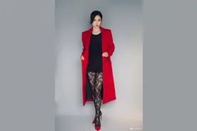 54岁李若彤大片好迷人，穿蕾丝丝袜秀美腿，素颜照却被吐槽油腻图片