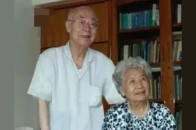 忠贞不渝的爱情，是你在前方冲锋陷阵，我在家里默默守候图片