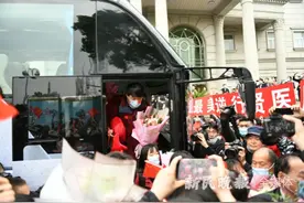 奉贤援鄂医疗队凯旋 90后医生现场求婚！全场欢呼图片