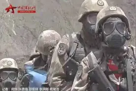 我军高原演习佩戴新型防毒面具，多项功能合一，外形似未来战士图片