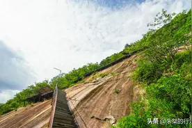华东最“险”栈道，全长3366米，上下高差近800米，倚山悬空而建图片