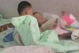 家长的性教育要从小开始，夹被子这种行为很正常，正确引导是关键图片