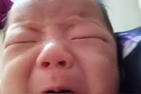 哥哥喜欢逗妹妹，妹妹却总莫名哭泣，妈妈掀开妹妹衣服放声痛哭图片