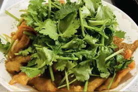 做好锅包肉，只需要这三个关键步骤，挂淀粉，调汁和油炸图片