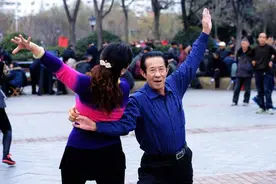 62岁大爷：跳了2个月交谊舞，我怕了，那些女舞伴都不是省油的灯图片
