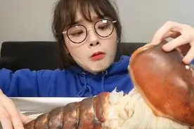 网红吃播有多假？龙虾是塑料的，火锅底料是面包，甚至人都是假的图片