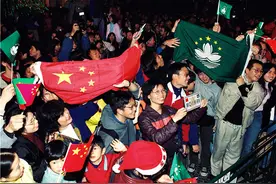 22年前解放军进驻澳门场景：数万市民夹道欢迎，举“回家了”标语图片