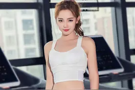 时尚街拍，健身房里的小姐姐，身姿曼妙，知性优雅显露女人味图片