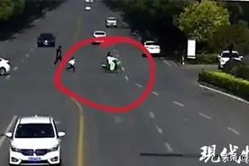 段子又成真！妈妈骑车到幼儿园，才发现后座上儿子不见了图片
